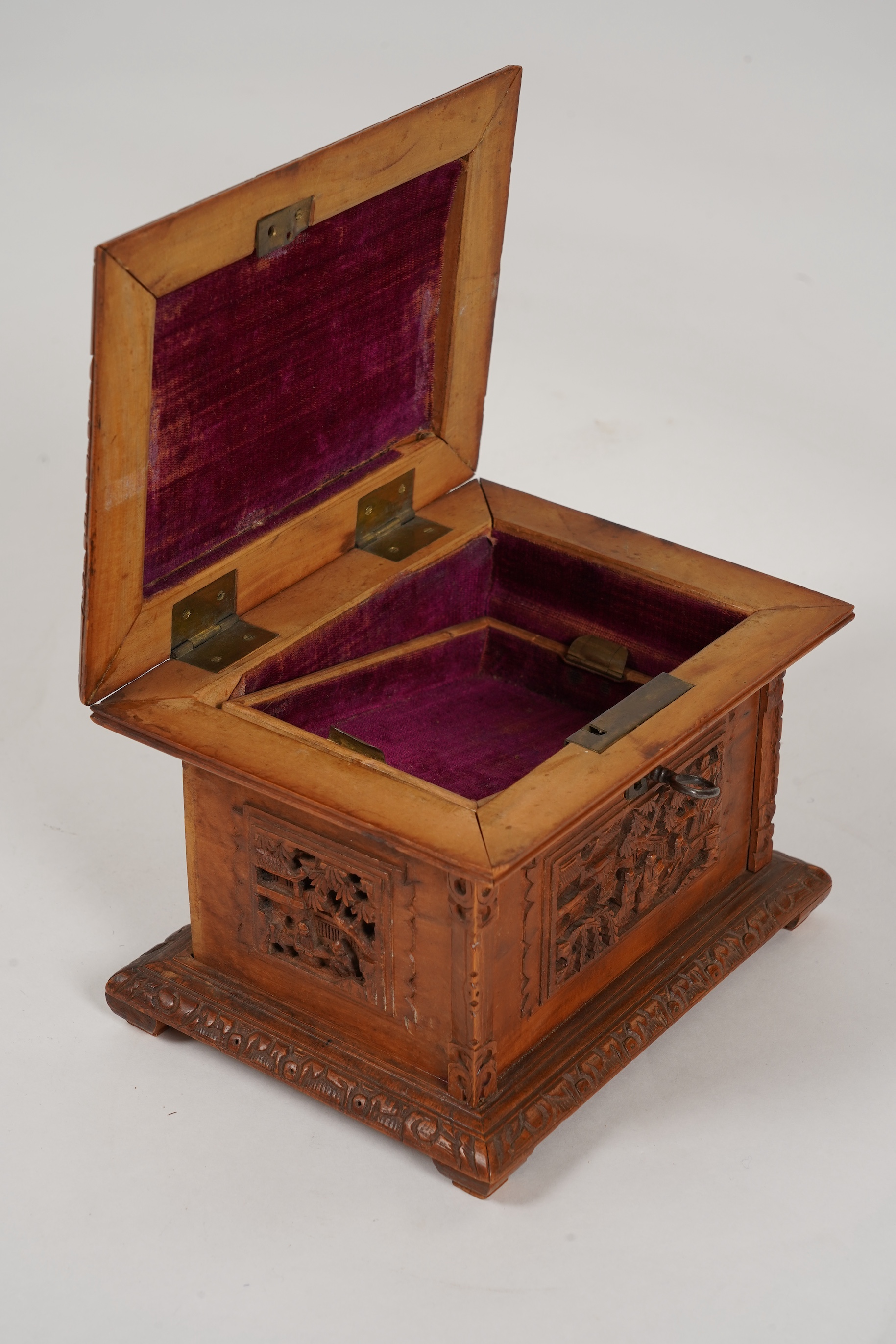 A Chinese sandalwood casket, 19th century